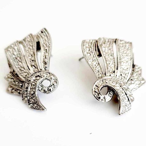 Vintage Hammered Silver Plated Swirl Ribbon Costume Earrings - Picture 2 of 7